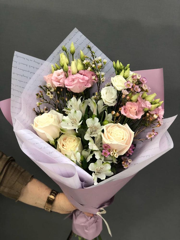 Букет цветов из: Альстромерии, Розы и Лизиантусы в Левково