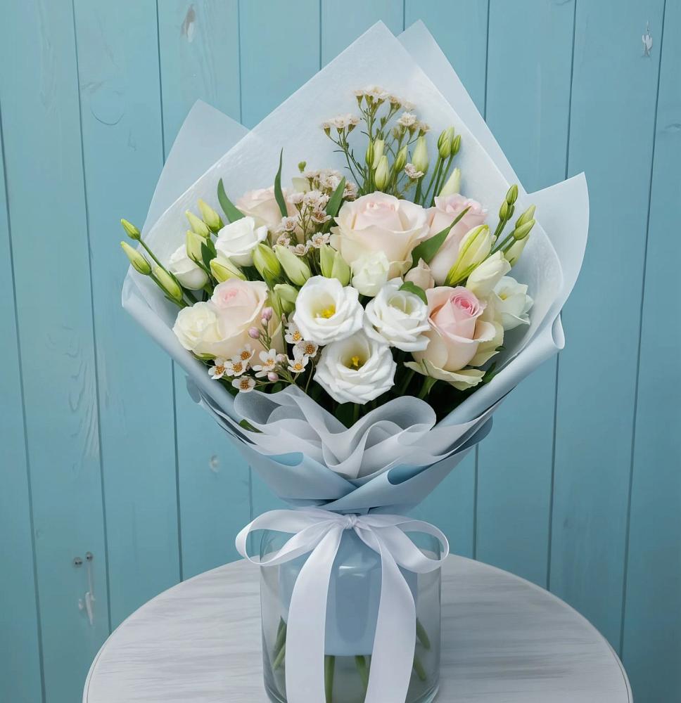 Букет цветов из: Розы и Лизиантусы в Левково