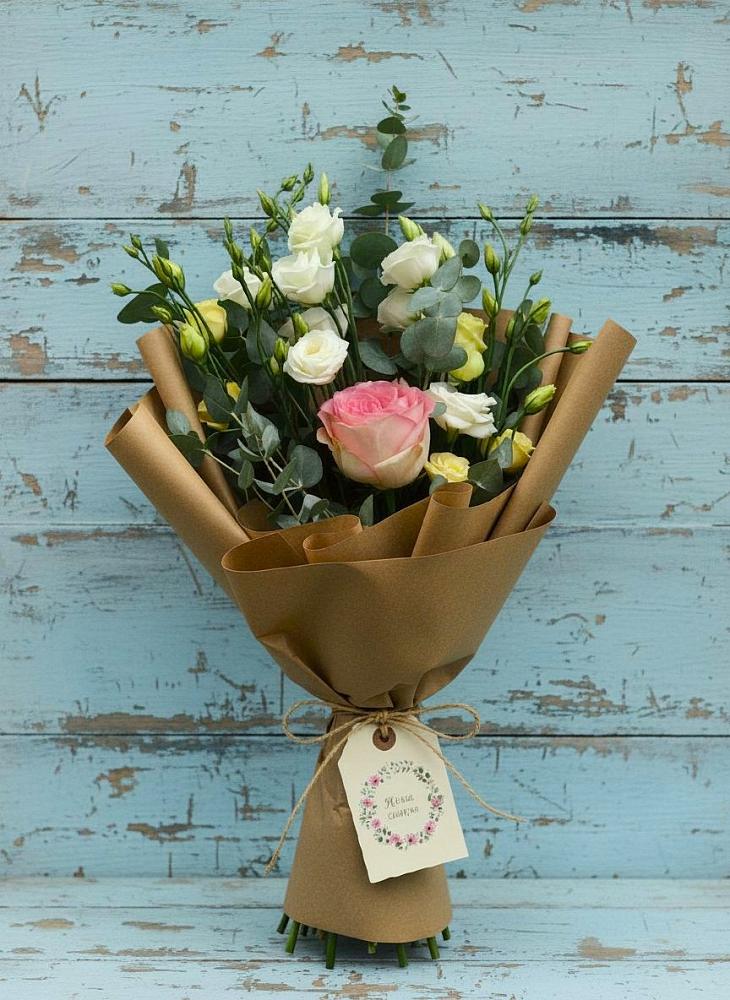 Букет цветов из: Розы и Лизиантусы в Левково