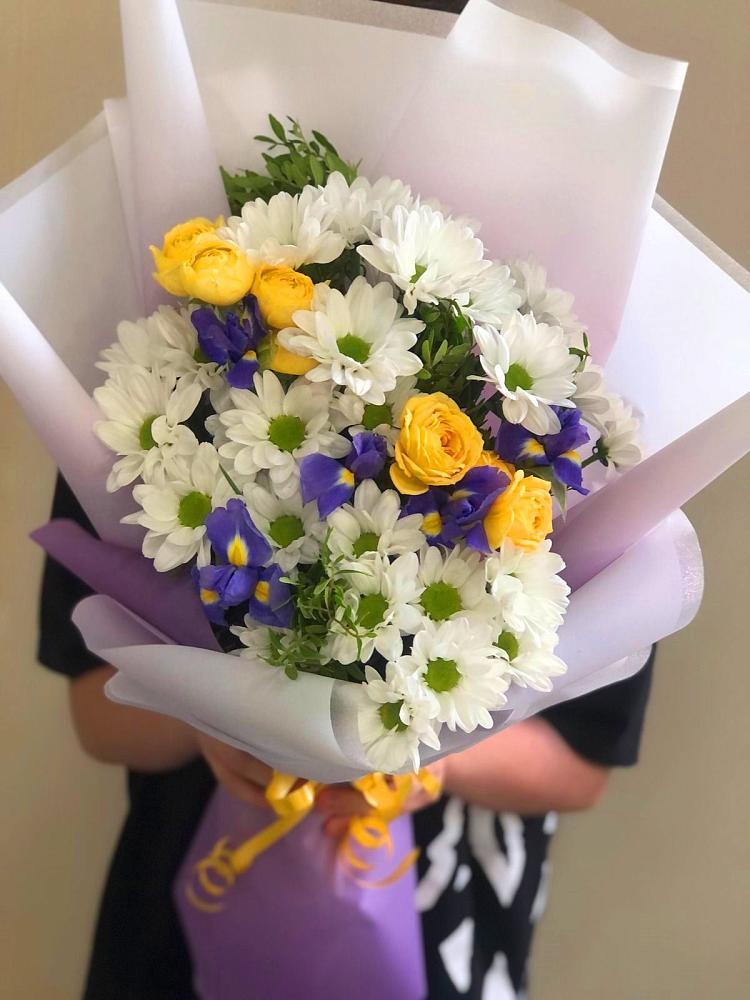 Букет цветов из: Ирисы, Хризантемы и Розы в Левково