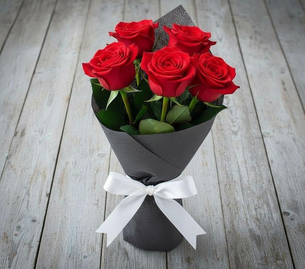 Букет 5 Красных роз Эдлесс Лав в Левково