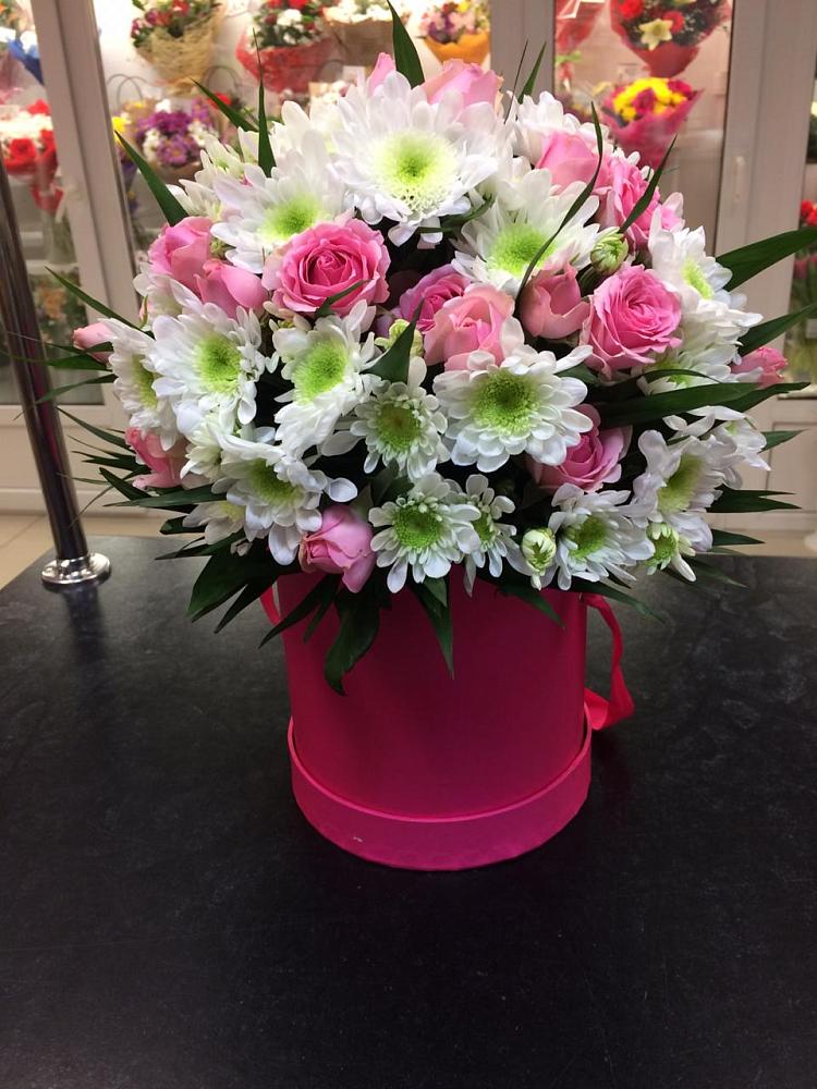 Цветочная композиция из Розы и Хризантемы в шляпной коробке в Левково