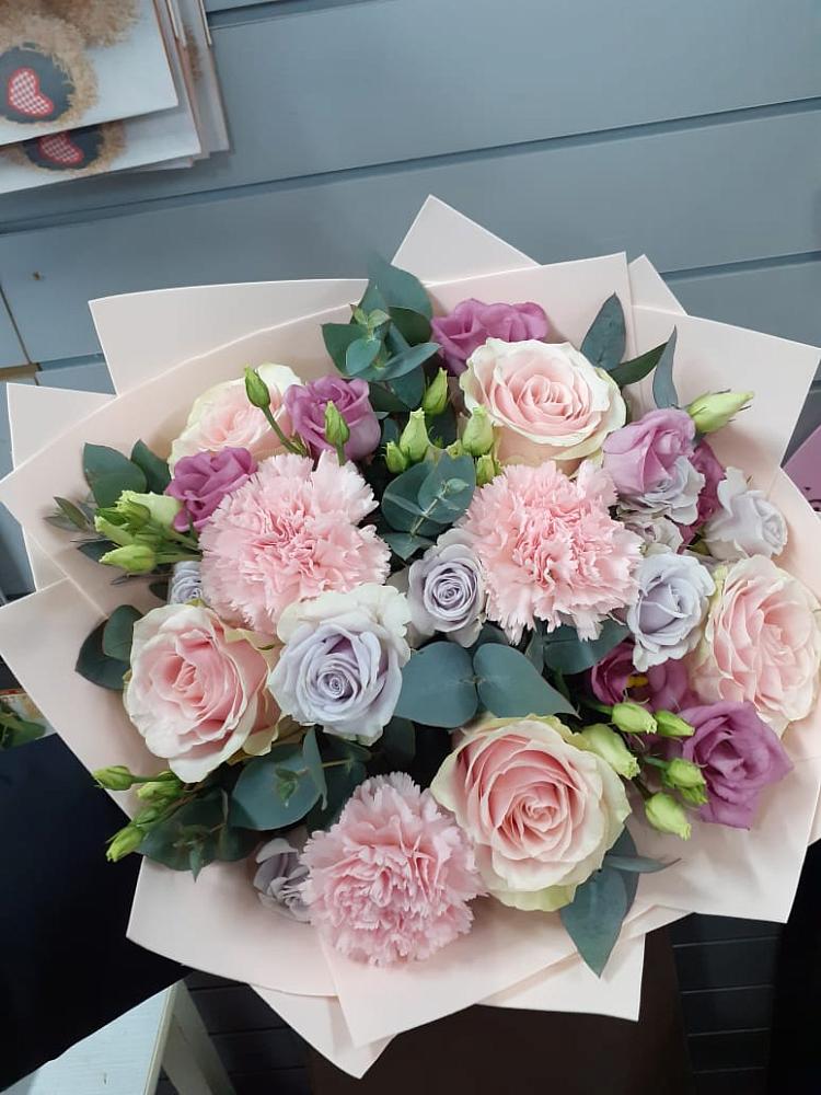 Букет цветов из: Розы, Гвоздики и Лизиантусы в Левково