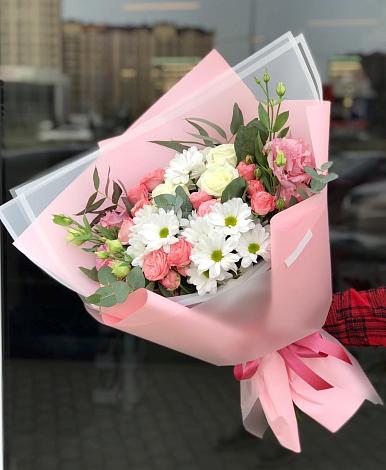 Букет цветов из: Розы, Лизиантусы и Хризантемы в Левково