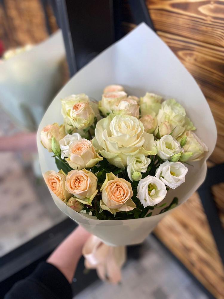 Букет цветов из: Розы и Лизиантусы в Левково